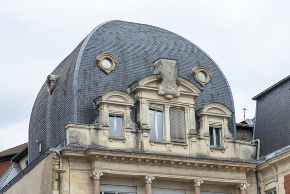 Bâtiment d'entrée, façade antérieure : dôme, vu de trois quarts gauche. © Région Bourgogne-Franche-Comté, Inventaire du patrimoine
