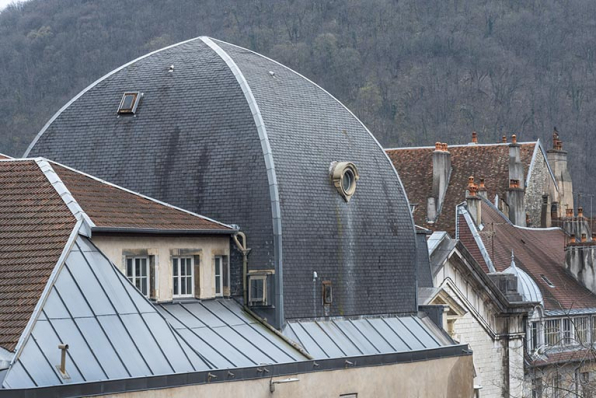 Bâtiment d'entrée, façade latérale gauche : toitures vues du nord. © Région Bourgogne-Franche-Comté, Inventaire du patrimoine