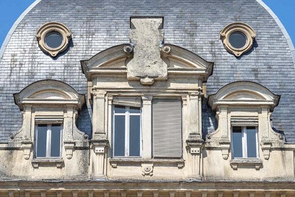 Bâtiment d'entrée, façade antérieure : lucarnes attique éclairant le 1er étage de comble du dôme. © Région Bourgogne-Franche-Comté, Inventaire du patrimoine
