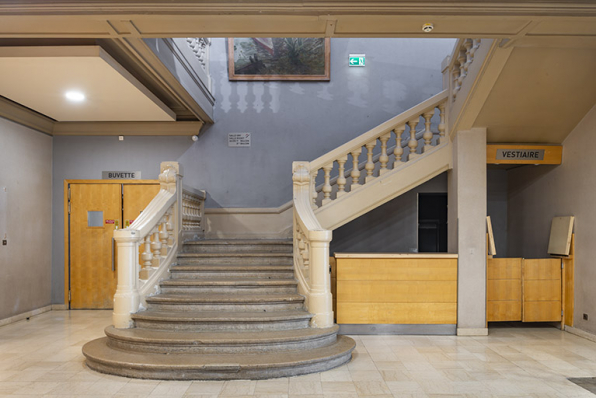 Bâtiment d'entrée, vestibule : escalier desservant le 1er étage (salles Risset - foyer du public - et Ory). © Région Bourgogne-Franche-Comté, Inventaire du patrimoine