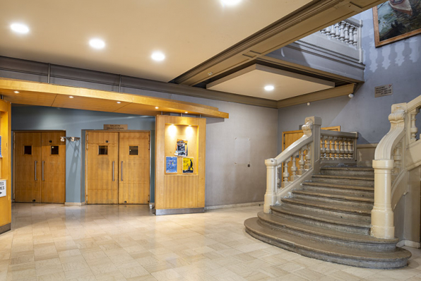 Bâtiment d'entrée, vestibule : entrée du Grand Kursaal et escalier desservant le 1er étage (foyer du public). © Région Bourgogne-Franche-Comté, Inventaire du patrimoine