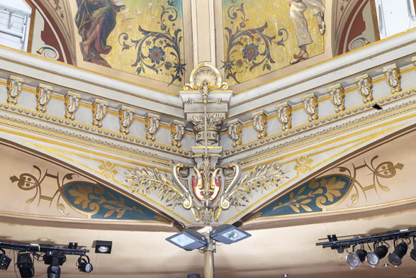 Grand Kursaal, salle : décor dans un angle de la fausse-coupole. © Région Bourgogne-Franche-Comté, Inventaire du patrimoine