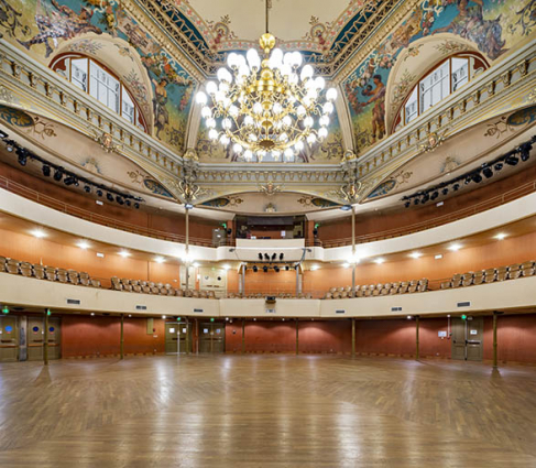 Grand Kursaal, salle : vue depuis la scène. © Région Bourgogne-Franche-Comté, Inventaire du patrimoine