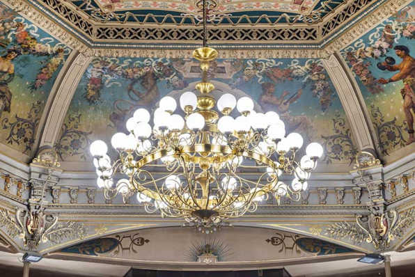 Grand Kursaal : le grand lustre, vu de profil. © Région Bourgogne-Franche-Comté, Inventaire du patrimoine