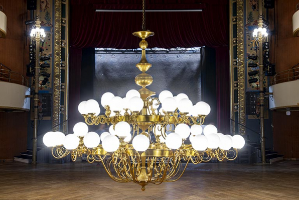 Grand Kursaal : le grand lustre baissé, vu de profil. © Région Bourgogne-Franche-Comté, Inventaire du patrimoine