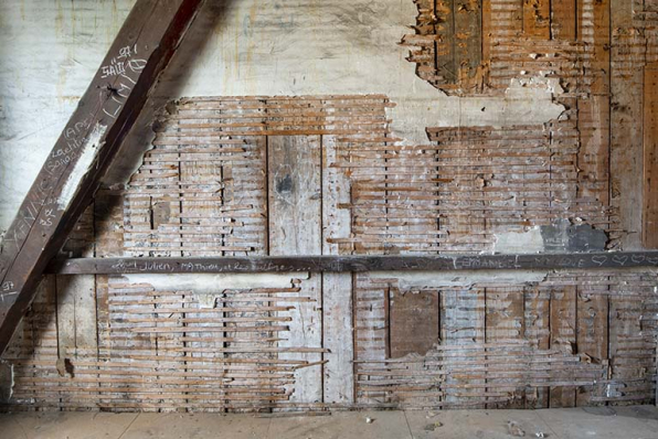 Grand Kursaal, pièce d'accès au comble : mur en planches avec lattis plâtré. © Région Bourgogne-Franche-Comté, Inventaire du patrimoine