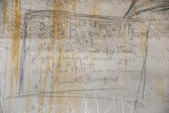 Grand Kursaal, pièce d'accès au comble : graffiti du 12 juin 1917. © Région Bourgogne-Franche-Comté, Inventaire du patrimoine