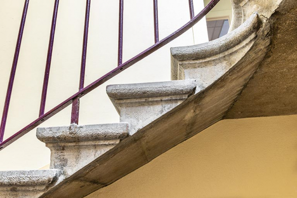 Bâtiment d'entrée : extrémité des marches de l'escalier de l'administration. © Région Bourgogne-Franche-Comté, Inventaire du patrimoine