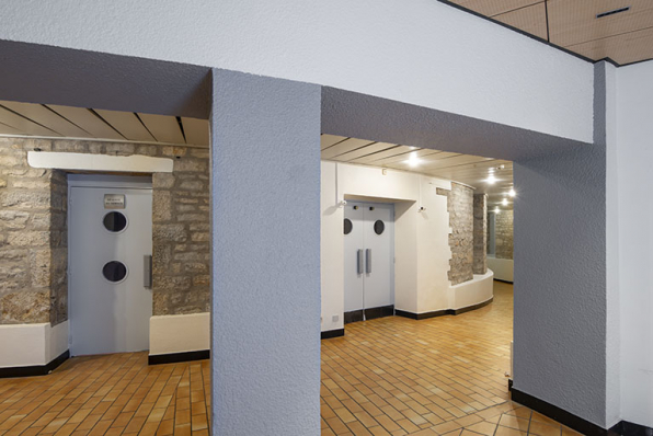 Petit Kursaal : couloir depuis le vestibule. Entrée de la régie à gauche, de la salle à droite. © Région Bourgogne-Franche-Comté, Inventaire du patrimoine