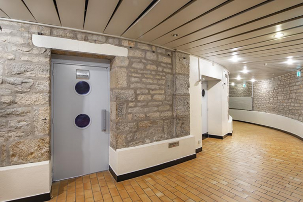 Petit Kursaal : couloir côté cour, avec entrée de la régie à gauche, de la salle à droite. © Région Bourgogne-Franche-Comté, Inventaire du patrimoine