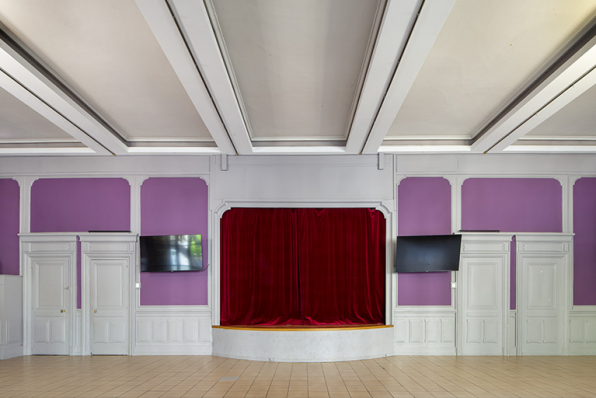 Bâtiment Proudhon, salle Proudhon : la scène. © Région Bourgogne-Franche-Comté, Inventaire du patrimoine