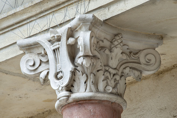 Bâtiment d'entrée, façade antérieure : chapiteau d'une colonne du 1er étage. © Région Bourgogne-Franche-Comté, Inventaire du patrimoine