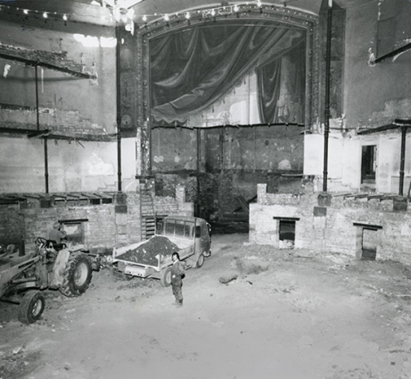 [Le Kursaal avant et pendant les travaux], 1980-1982 : [terrassement mécanique au sous-sol], février 1981. © Région Bourgogne-Franche-Comté, Inventaire du patrimoine