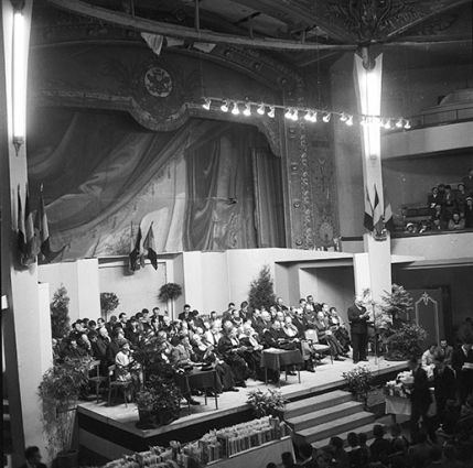 [Exemple de manifestation :] Assemblée d'officiels au Kursaal. 1959. (Photographies de l’Est Républicain, Bernard Faille : Ph 9309). © Région Bourgogne-Franche-Comté, Inventaire du patrimoine