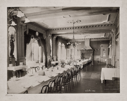 Salle à manger, vue en direction de la cheminée (31 juillet 1893). © Bibliothèque municipale, Besançon
