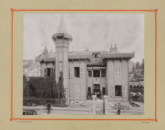 Maison Vermont, sur le terrain de laquelle est construit l'hôtel, au début des travaux (6 septembre 1892). © Bibliothèque municipale, Besançon