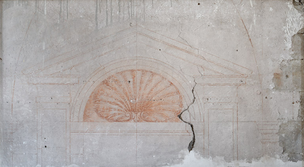 Salle d'audience de l'ancien tribunal (aile sud). Epure conservée sur le mur est, sous le revêtement contemporain. © Région Bourgogne-Franche-Comté, Inventaire du patrimoine