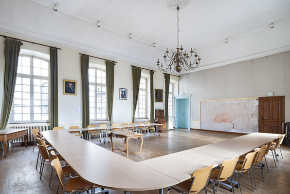 Vue d'ensemble de la salle d'audience de l'ancien tribunal (aile sud). Vue depuis le sud-ouest. © Région Bourgogne-Franche-Comté, Inventaire du patrimoine