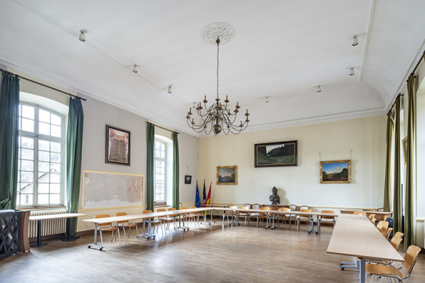 Salle d'audience de l'ancien tribunal (aile sud). Vue depuis l'entrée (actuelle salle du conseil). © Région Bourgogne-Franche-Comté, Inventaire du patrimoine
