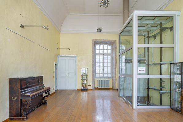 Salle des pas perdus (vestibule de la salle d'audience), au premier étage. Vue depuis l'est. © Région Bourgogne-Franche-Comté, Inventaire du patrimoine