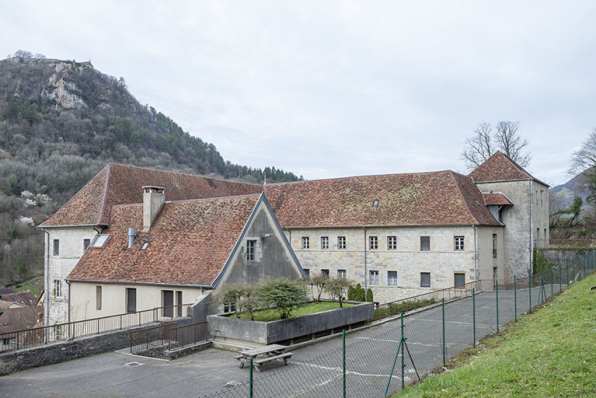 Vue d'ensemble depuis le sud-est. © Région Bourgogne-Franche-Comté, Inventaire du patrimoine Vue d'ensemble depuis le sud-est. © Région Bourgogne-Franche-Comté, Inventaire du patrimoine