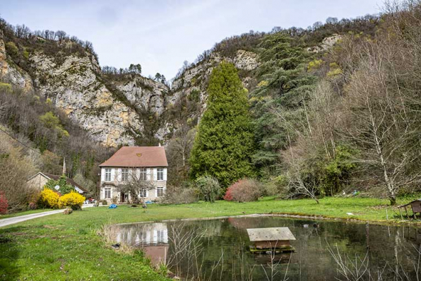 Vue d'ensemble depuis le sud. © Région Bourgogne-Franche-Comté, Inventaire du patrimoine Vue d'ensemble depuis le sud. © Région Bourgogne-Franche-Comté, Inventaire du patrimoine