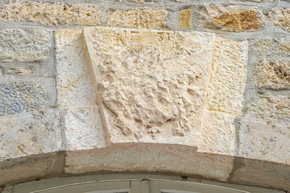 Clef d'arcade bûchée. Façade ouest du logis. © Région Bourgogne-Franche-Comté, Inventaire du patrimoine Clef d'arcade bûchée. Façade ouest du logis. © Région Bourgogne-Franche-Comté, Inventaire du patrimoine