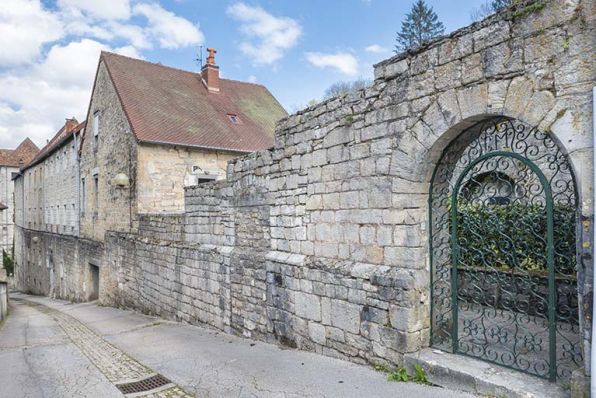 Vue d'ensemble des bâtiments sur rue, depuis le sud. © Région Bourgogne-Franche-Comté, Inventaire du patrimoine Vue d'ensemble des bâtiments sur rue, depuis le sud. © Région Bourgogne-Franche-Comté, Inventaire du patrimoine