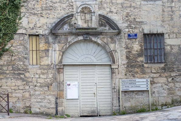 Porte principale du bâtiment sur rue. © Région Bourgogne-Franche-Comté, Inventaire du patrimoine Porte principale du bâtiment sur rue. © Région Bourgogne-Franche-Comté, Inventaire du patrimoine