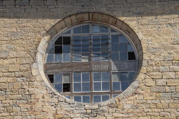 Façade ouest de la chapelle, détail de l'oculus. © Région Bourgogne-Franche-Comté, Inventaire du patrimoine Façade ouest de la chapelle, détail de l'oculus. © Région Bourgogne-Franche-Comté, Inventaire du patrimoine