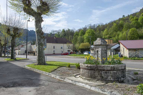Vue d'ensemble de la fontaine du faubourg Saint-Pierre, dite des Capucins, 1835 (avenue Aristide Briand). © Région Bourgogne-Franche-Comté, Inventaire du patrimoine