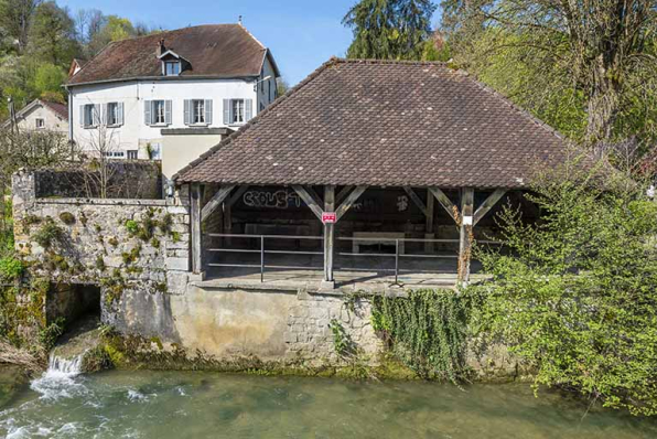 Vue depuis la rive droite de la Furieuse. © Région Bourgogne-Franche-Comté, Inventaire du patrimoine