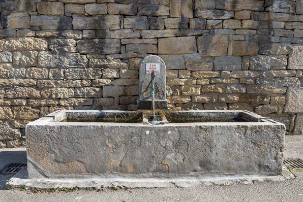 Fontaine située à l'entrée ouest de la rue des Prémoureaux (vers 1854). © Région Bourgogne-Franche-Comté, Inventaire du patrimoine