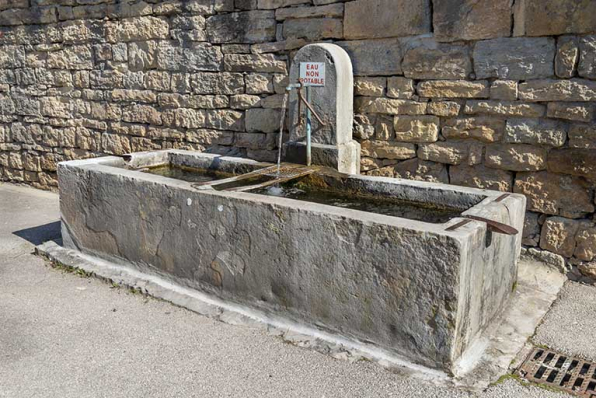 Fontaine située à l'entrée ouest de la rue des Prémoureaux (vers 1854). Vue de trois quarts. © Région Bourgogne-Franche-Comté, Inventaire du patrimoine