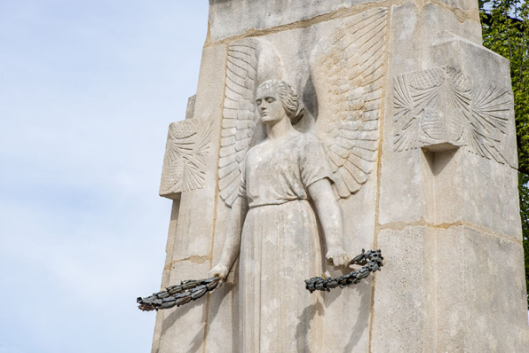 Détail de la partie supérieure, vue de trois quarts. © Région Bourgogne-Franche-Comté, Inventaire du patrimoine
