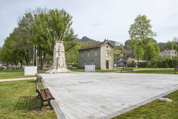 Vue de situation, depuis le sud de la place du Souvenir français. © Région Bourgogne-Franche-Comté, Inventaire du patrimoine
