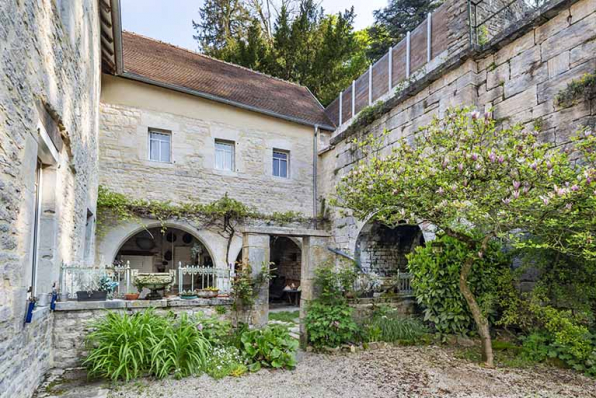 Aile nord et mur de la terrasse. © Région Bourgogne-Franche-Comté, Inventaire du patrimoine Aile nord et mur de la terrasse. © Région Bourgogne-Franche-Comté, Inventaire du patrimoine