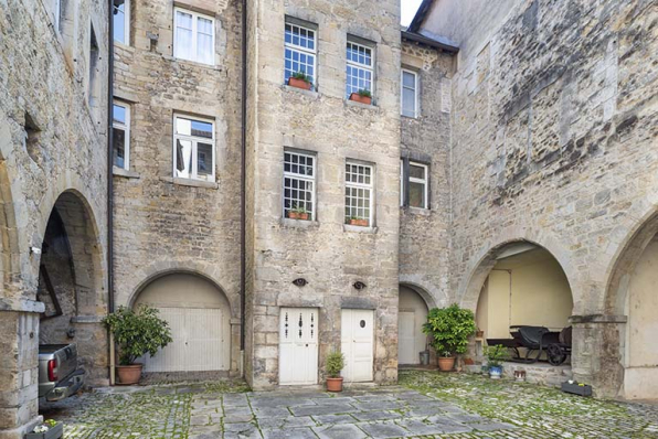 Première cour. Vue depuis le nord-ouest. © Région Bourgogne-Franche-Comté, Inventaire du patrimoine