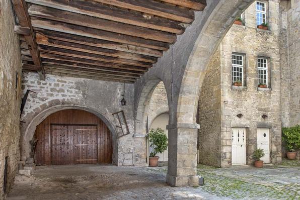 La cour depuis le passage couvert nord. © Région Bourgogne-Franche-Comté, Inventaire du patrimoine La cour depuis le passage couvert nord. © Région Bourgogne-Franche-Comté, Inventaire du patrimoine