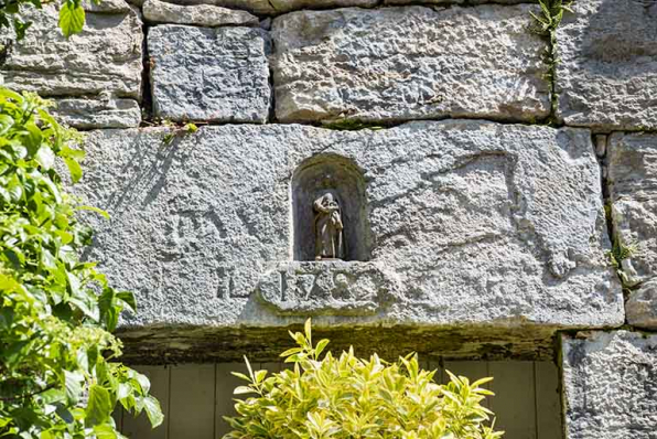 Mur de la terrase en terre-plein. Linteau supérieur d'un local (glacière, cellier ?) portant une inscription effacée et la date 1782. © Région Bourgogne-Franche-Comté, Inventaire du patrimoine