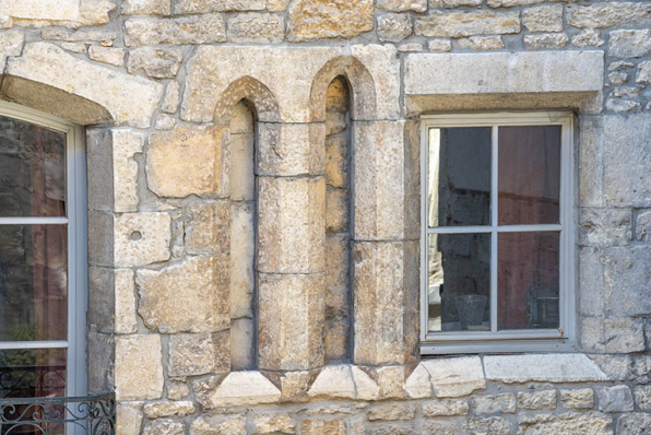 Bâtiment sur rue. Etroites lancettes jumelées (façade est). © Région Bourgogne-Franche-Comté, Inventaire du patrimoine Bâtiment sur rue. Etroites lancettes jumelées (façade est). © Région Bourgogne-Franche-Comté, Inventaire du patrimoine