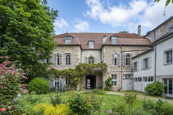 Façade postérieure vue depuis le jardin. © Région Bourgogne-Franche-Comté, Inventaire du patrimoine Façade postérieure vue depuis le jardin. © Région Bourgogne-Franche-Comté, Inventaire du patrimoine