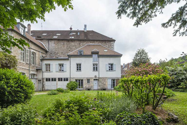 Communs, au sud du jardin, adossés au théâtre. © Région Bourgogne-Franche-Comté, Inventaire du patrimoine Communs, au sud du jardin, adossés au théâtre. © Région Bourgogne-Franche-Comté, Inventaire du patrimoine