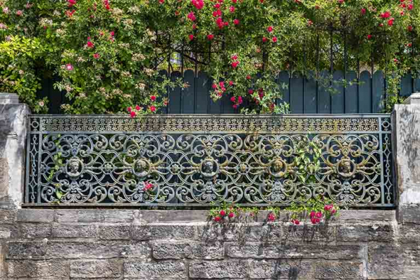 Grille fermant le mur du jardin, sur le quai Valette. © Région Bourgogne-Franche-Comté, Inventaire du patrimoine Grille fermant le mur du jardin, sur le quai Valette. © Région Bourgogne-Franche-Comté, Inventaire du patrimoine