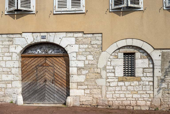 Ouvertures sud de la façade antérieure. © Région Bourgogne-Franche-Comté, Inventaire du patrimoine Ouvertures sud de la façade antérieure. © Région Bourgogne-Franche-Comté, Inventaire du patrimoine