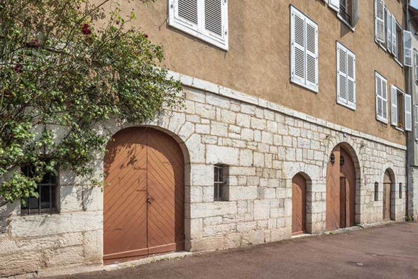 Les ouvertures au rez-de-chaussée. © Région Bourgogne-Franche-Comté, Inventaire du patrimoine Les ouvertures au rez-de-chaussée. © Région Bourgogne-Franche-Comté, Inventaire du patrimoine