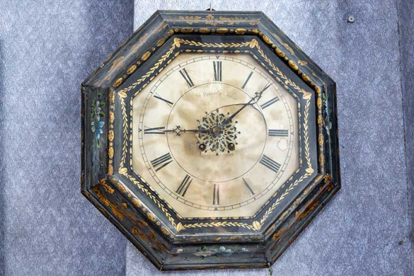 Aile nord. Horloge (signée F. Courlet à Salins) dans la pièce au premier étage. © Région Bourgogne-Franche-Comté, Inventaire du patrimoine