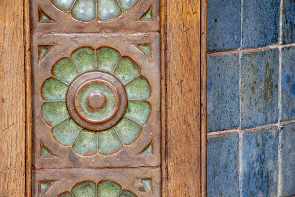 Cheminée de l'ancienne salle du conseil. Détail des carreaux de grès flammé. © Région Bourgogne-Franche-Comté, Inventaire du patrimoine