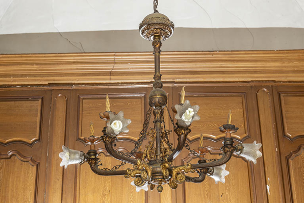 Bureau jouxtant l'ancienne salle du conseil. Lustre. © Région Bourgogne-Franche-Comté, Inventaire du patrimoine