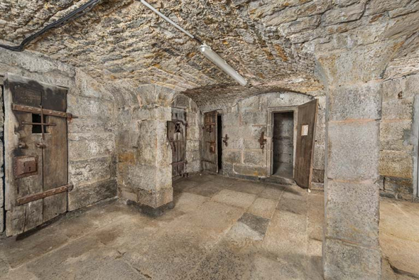 Vue d'ensemble du vestibule ouvrant sur les cellules (portes fermées). © Région Bourgogne-Franche-Comté, Inventaire du patrimoine